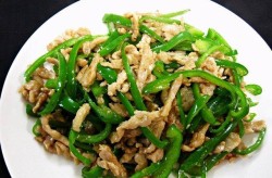 青椒肉丝的做法步骤新手小白最容易学会的家常菜：青椒肉丝这种做法简直太哇塞了